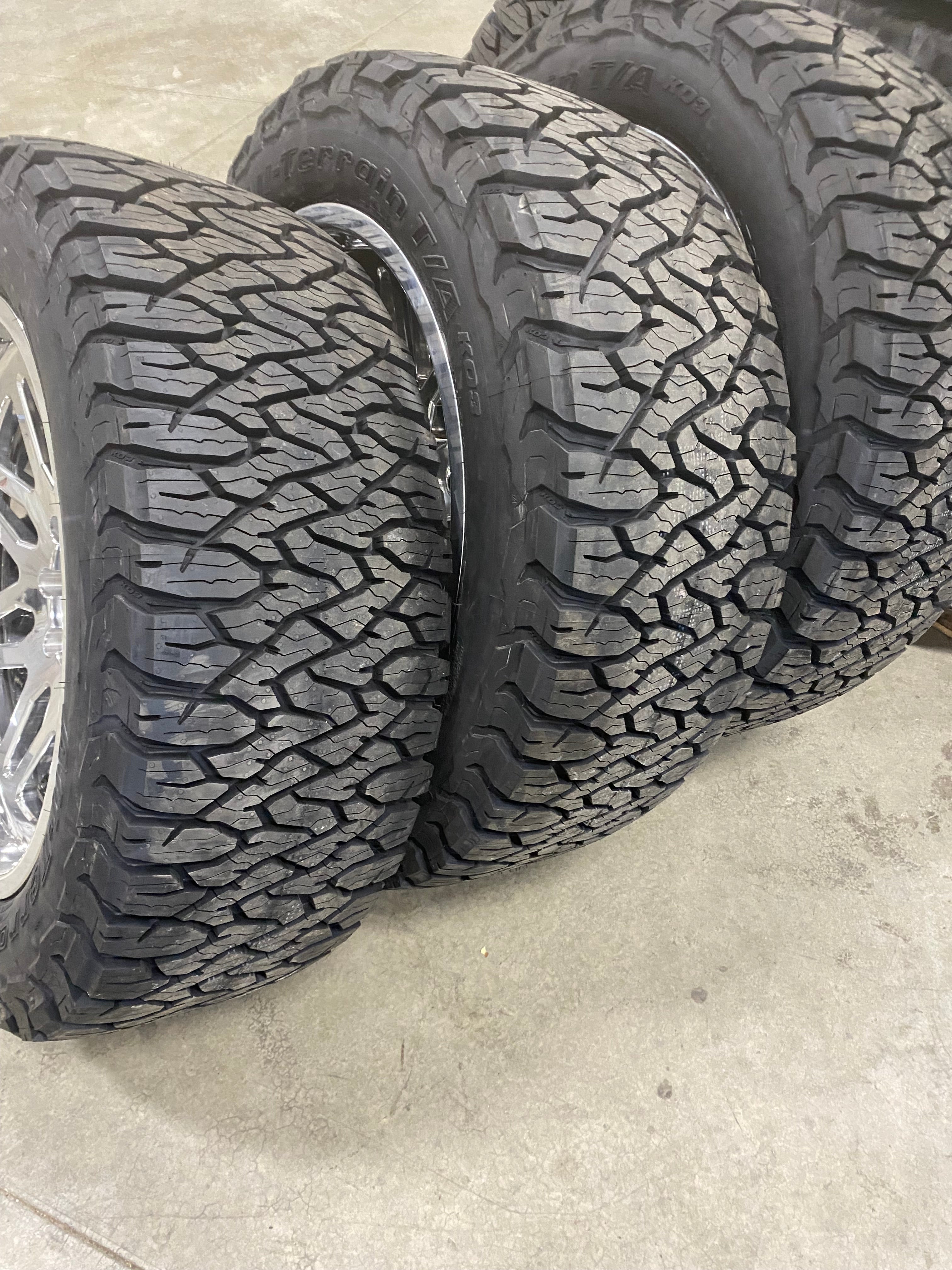 Deluxe Rough Diamond 22センチ 22x10 Chevy/GM 8x180 Mounted w/ BFG KO3 295/55R22 – Buy Truck Wheels